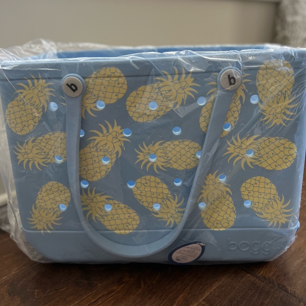 NWT Original Bogg Bag with pineapple print